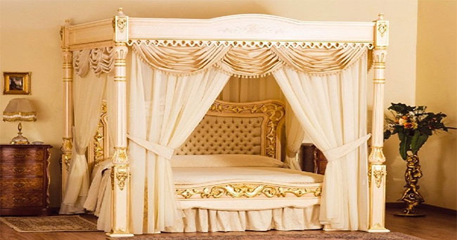 سرير مزين بالذهب والأحجار الكريمة