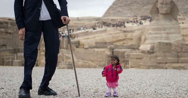 أطول رجل في العالم يقابل أقصر امرأة في العالم في مصر !